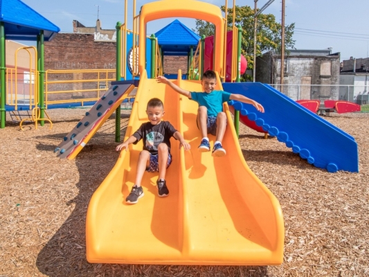 Productos modificados para requisitos particulares de Rotomoulded, patio al aire libre de la diapositiva de los niños